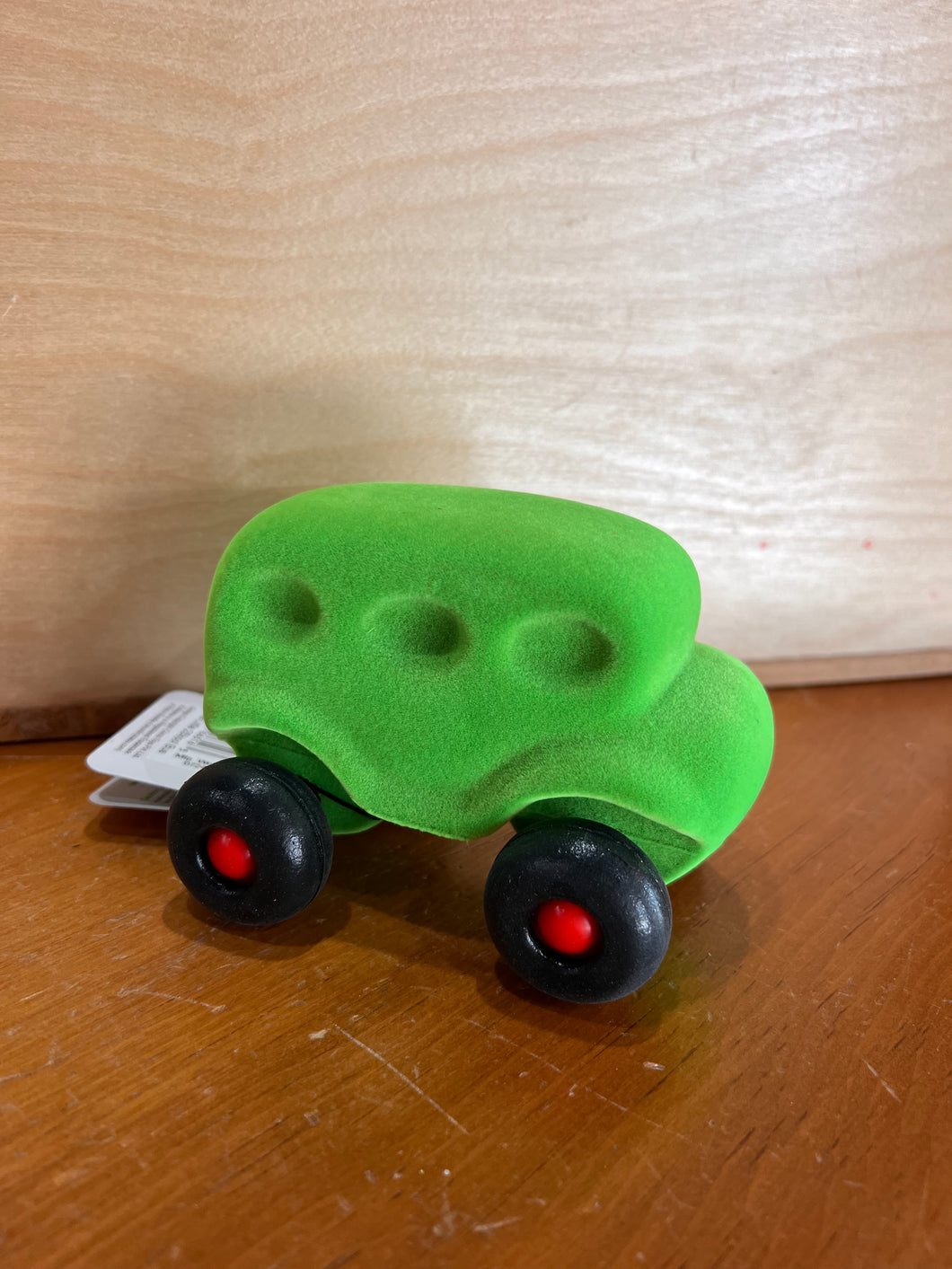 Green bus, six window indents